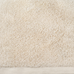 Detailaufnahme der weichen Frottee-Struktur eines cremefarbenen Velioni Saunatuchs aus Bio-Baumwolle mit 550 g/m²